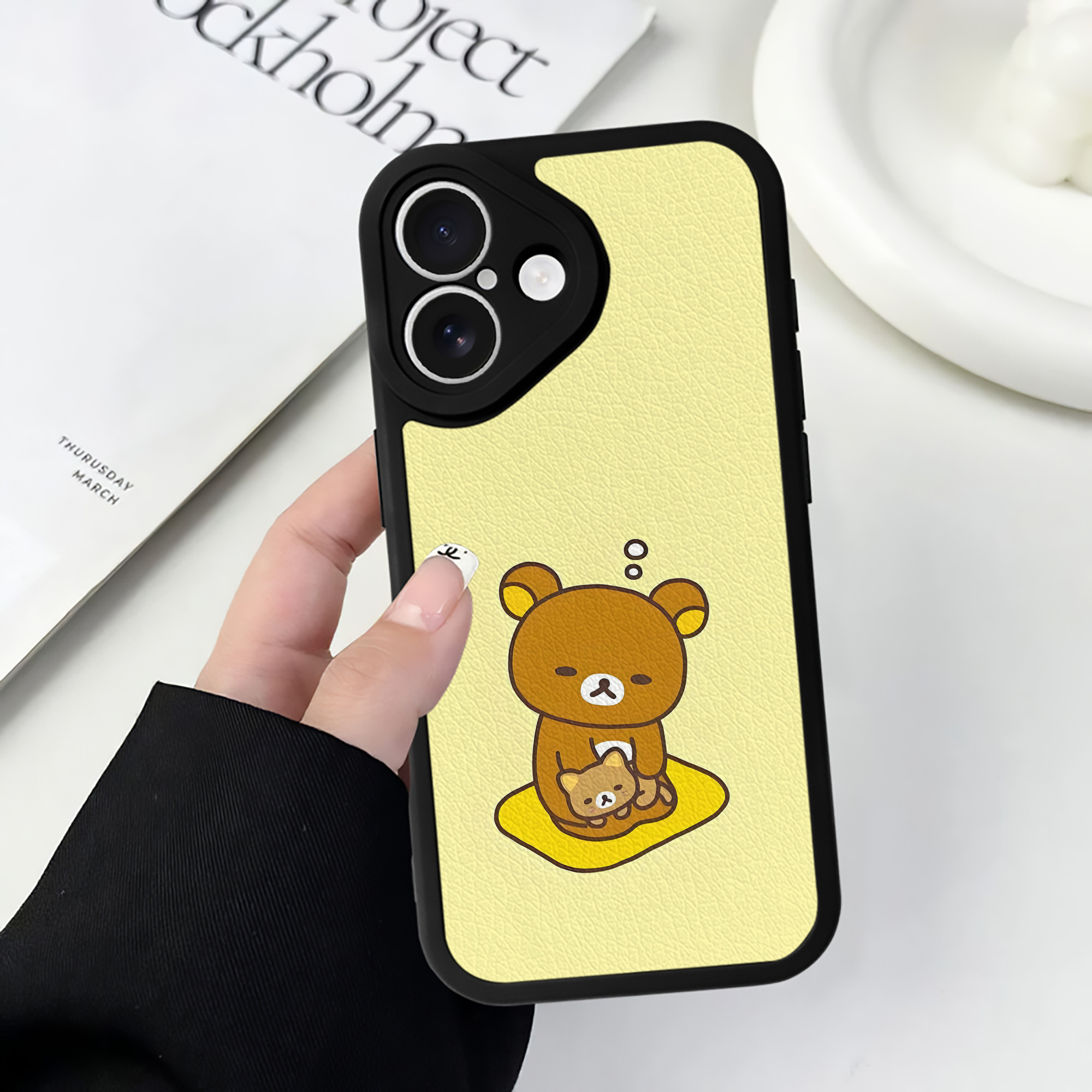 （画像用） リラックマ リラックマ キイロイトリ Rilakkuma Korilakkuma Kiiroitori 【iPhone 16シリーズ対応】シリコンスマホケース（レザー調） 材質：シリコン